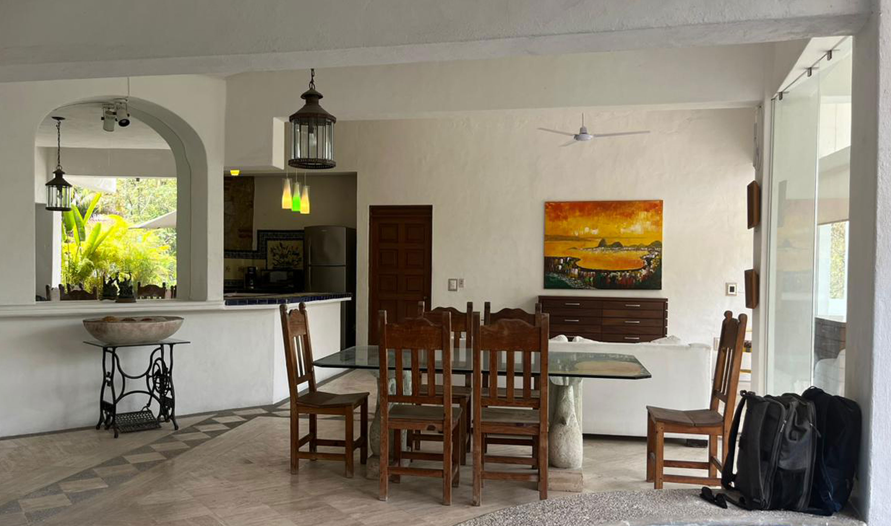 Comedor actual Almejas 6 — mesa de vidrio con sillas de madera y arco de acceso a cocina