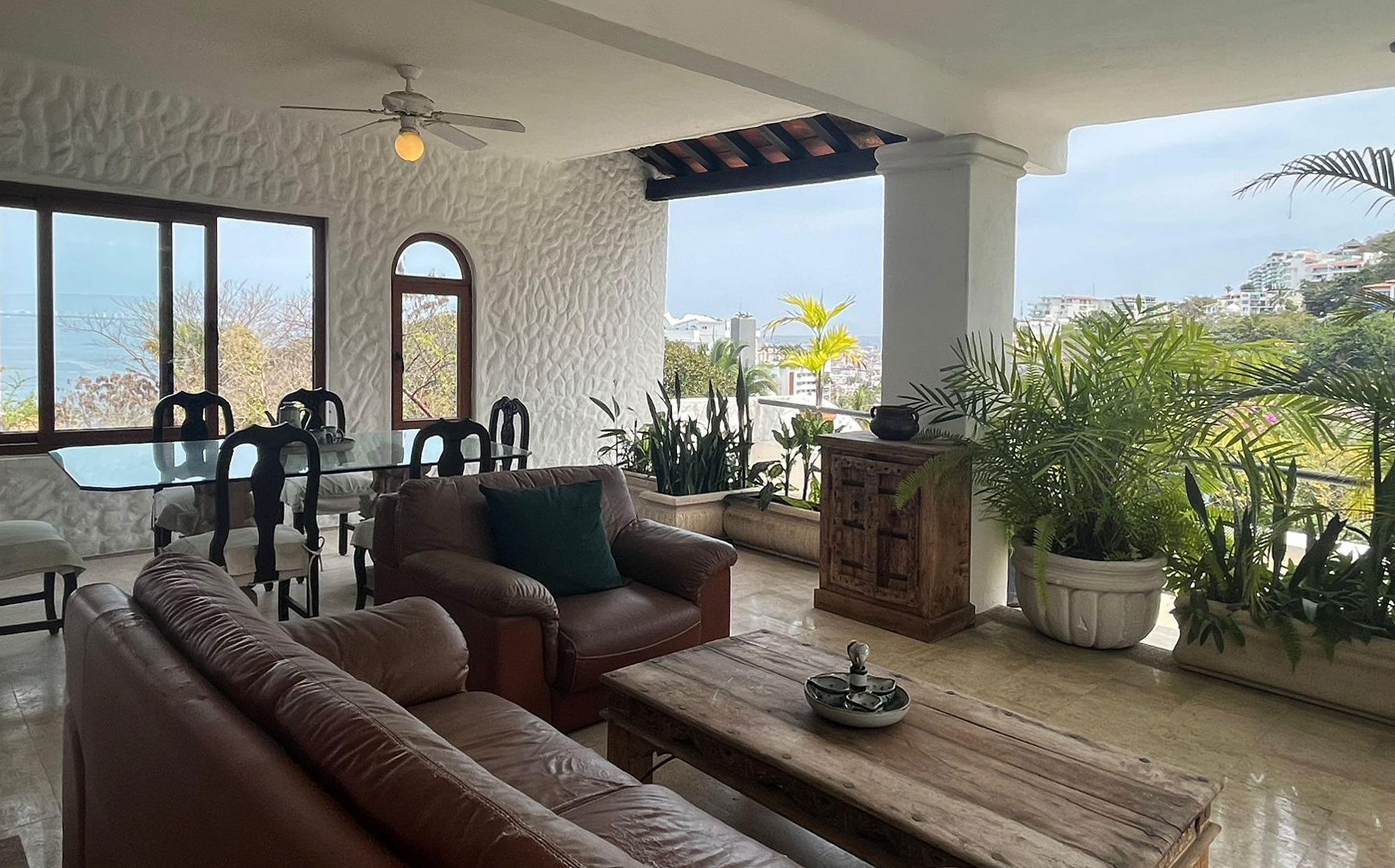 Estado actual Almejas 8 — sala abierta a la terraza con vista a la ciudad y al mar