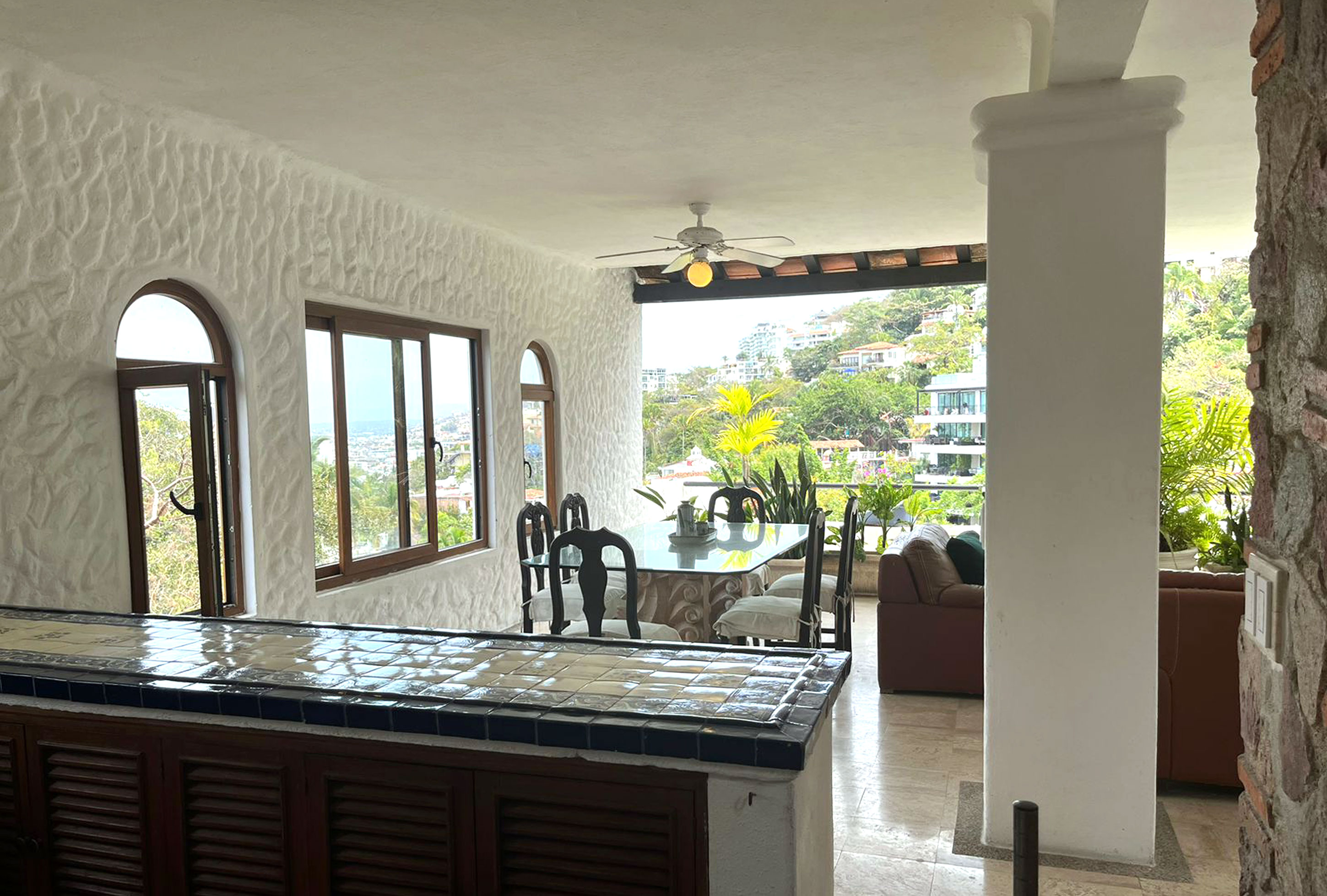 Estado actual Almejas 8 — cocina y barra con vista al comedor y acceso a la terraza