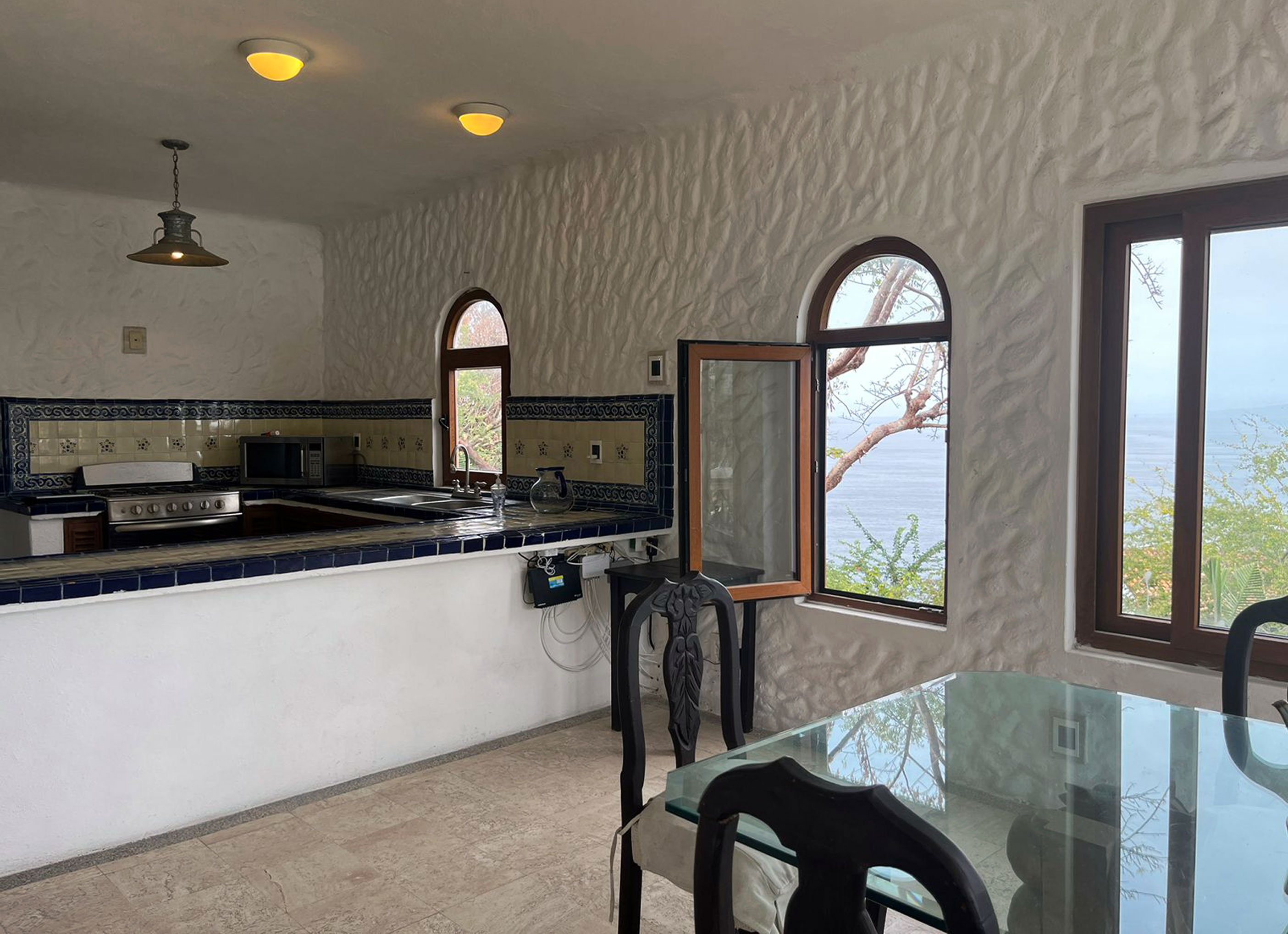 Estado actual Almejas 8 — cocina con azulejo talavera y ventanas con vista directa al Pacífico