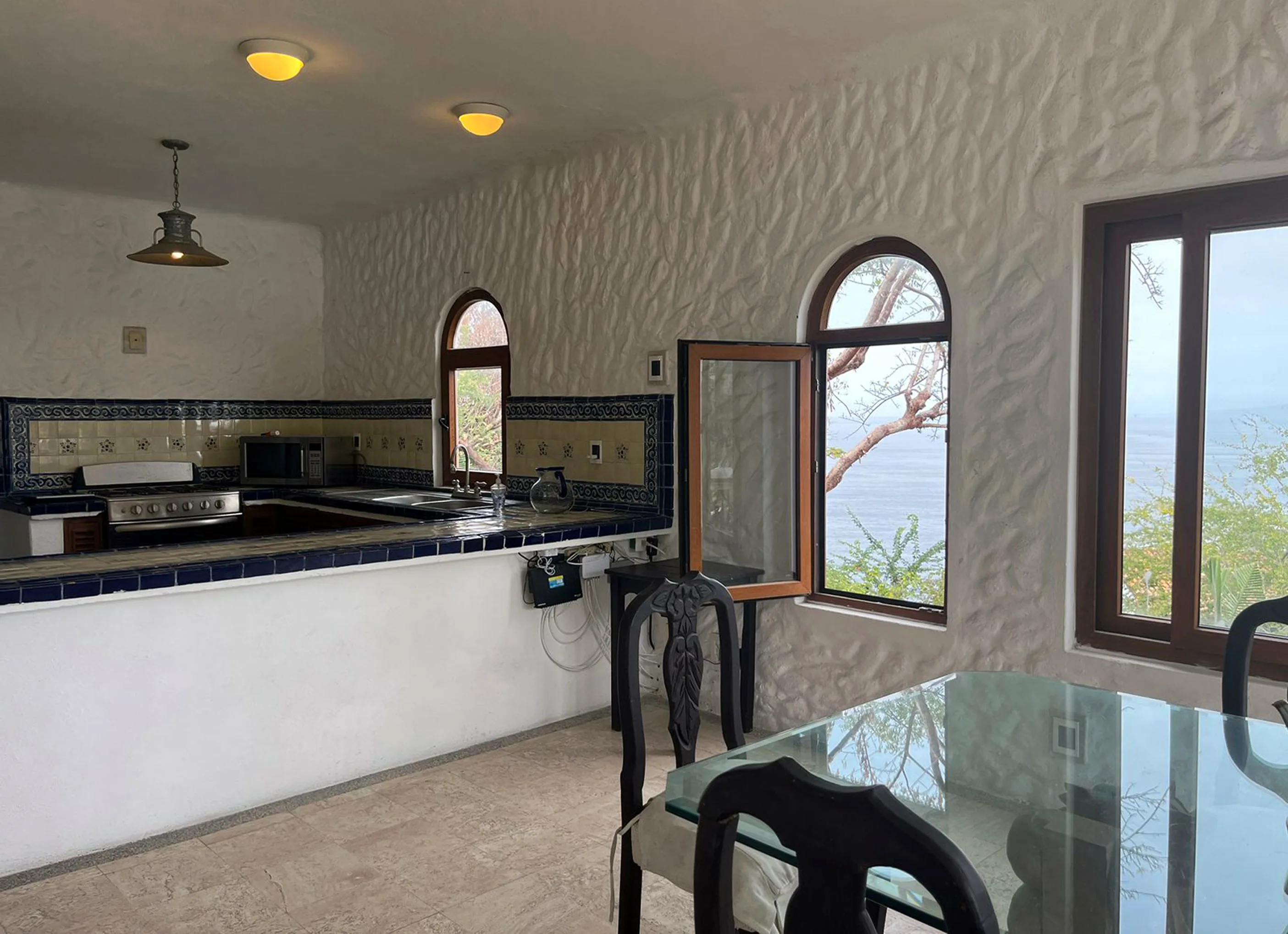 Estado actual Almejas 8 — cocina con azulejo talavera y ventanas con vista directa al Pacífico