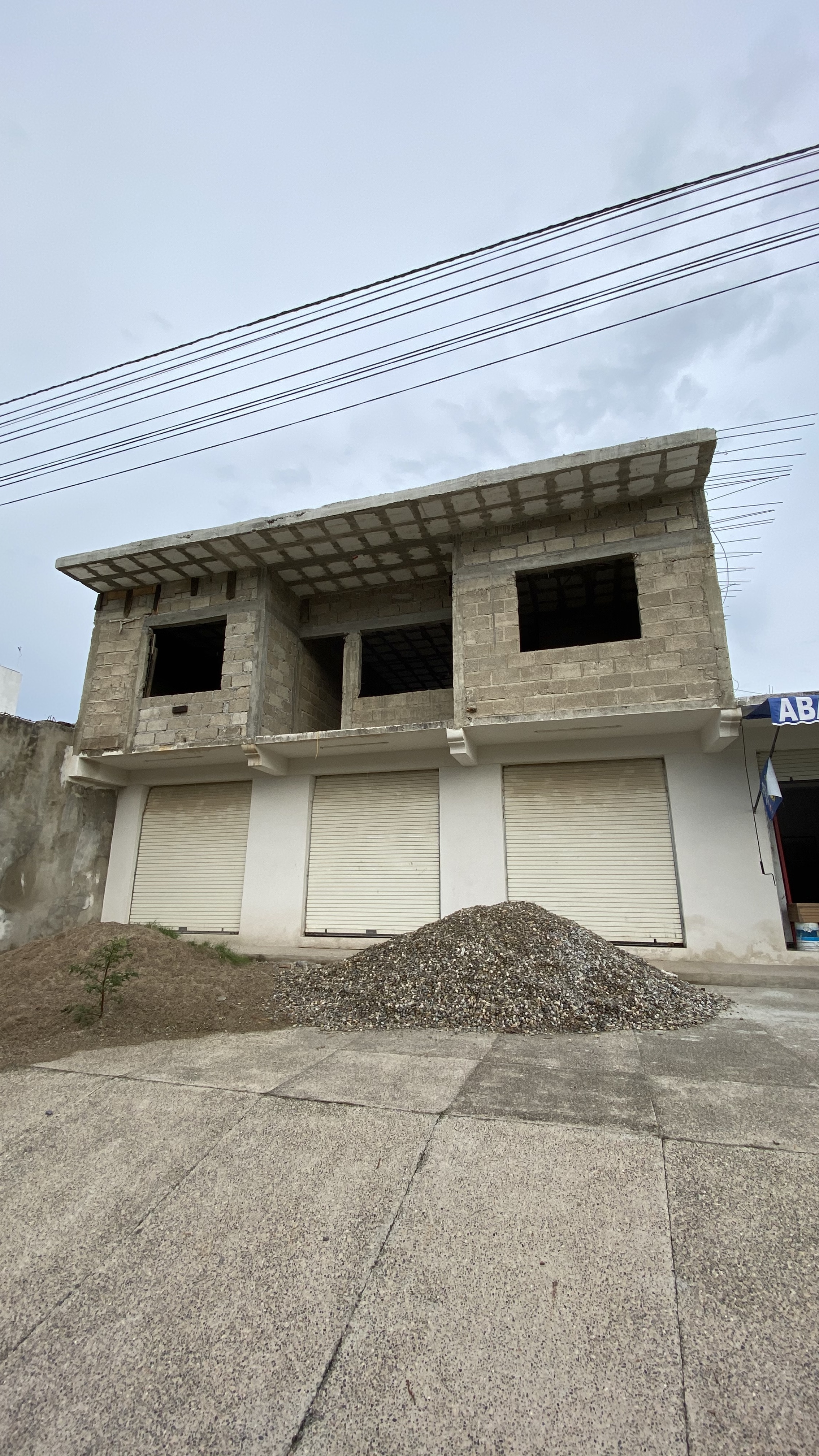 Fachada Argentina en construcción — andamio sobre celosía artesanal de concreto a media obra