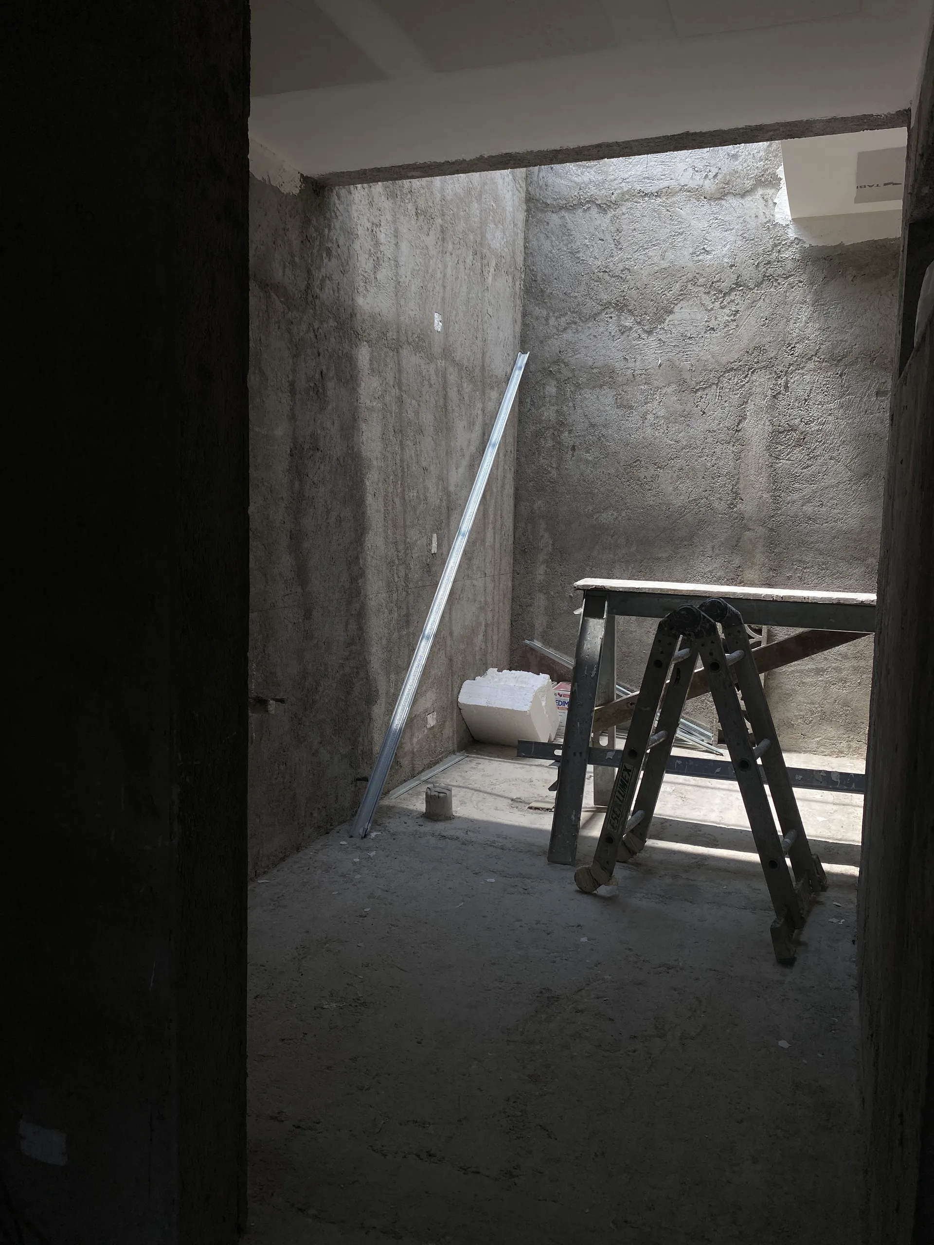Interior Argentina en construcción — espacio de planta baja antes de acabados