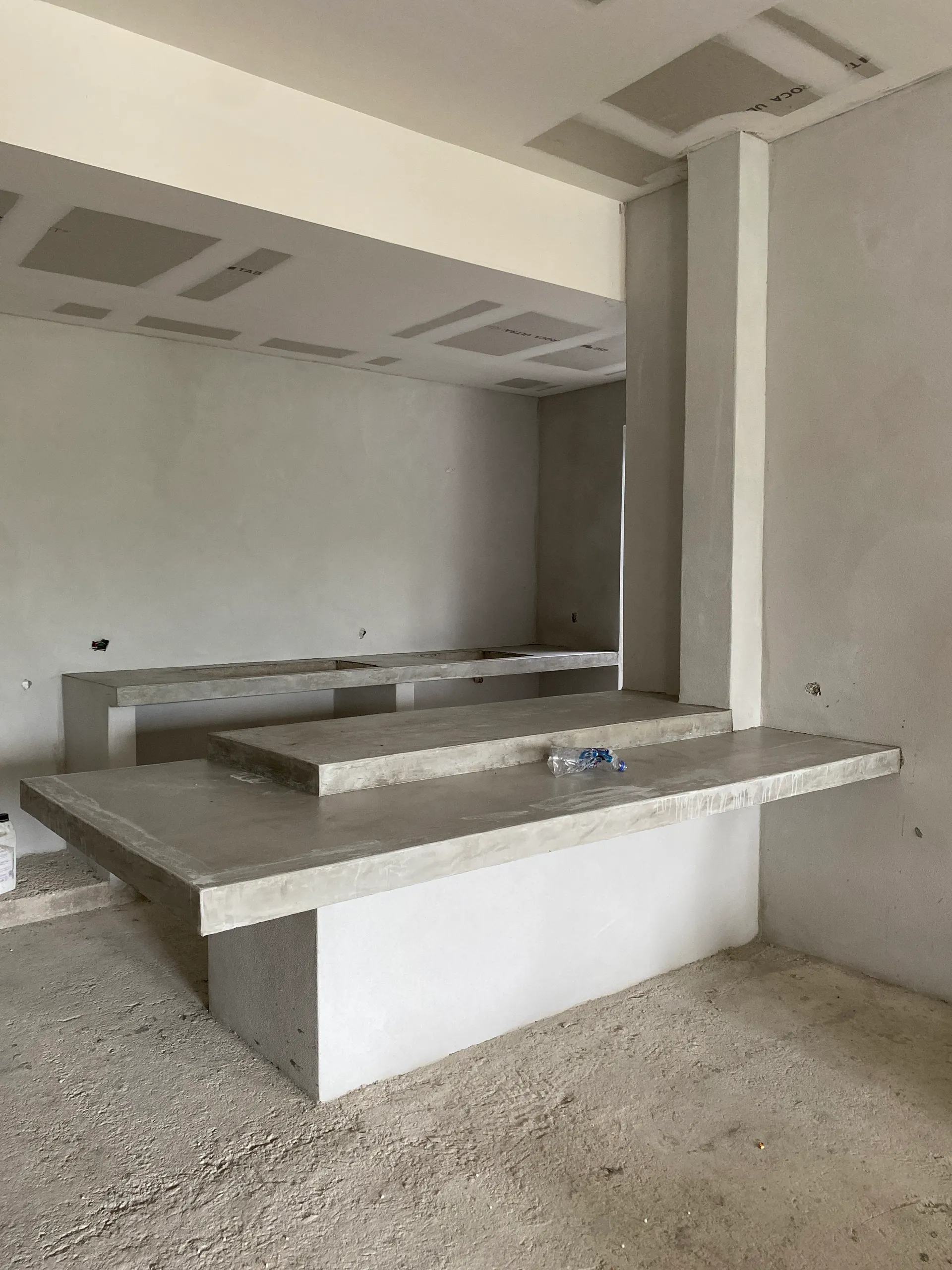 Interior Argentina — detalle de escalera y muros de concreto aparente en etapa de acabados