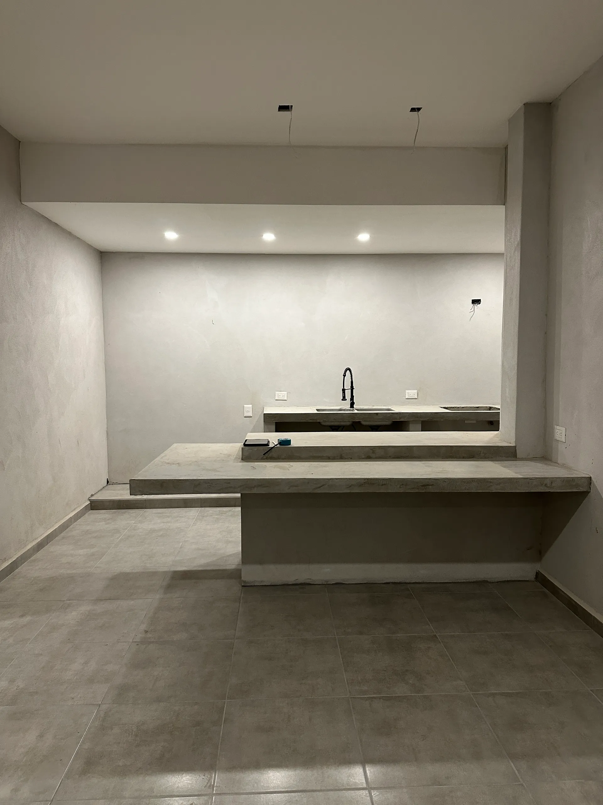 Interior Argentina terminado a nivel obra — pasillo con iluminación empotrada y piso porcelánico