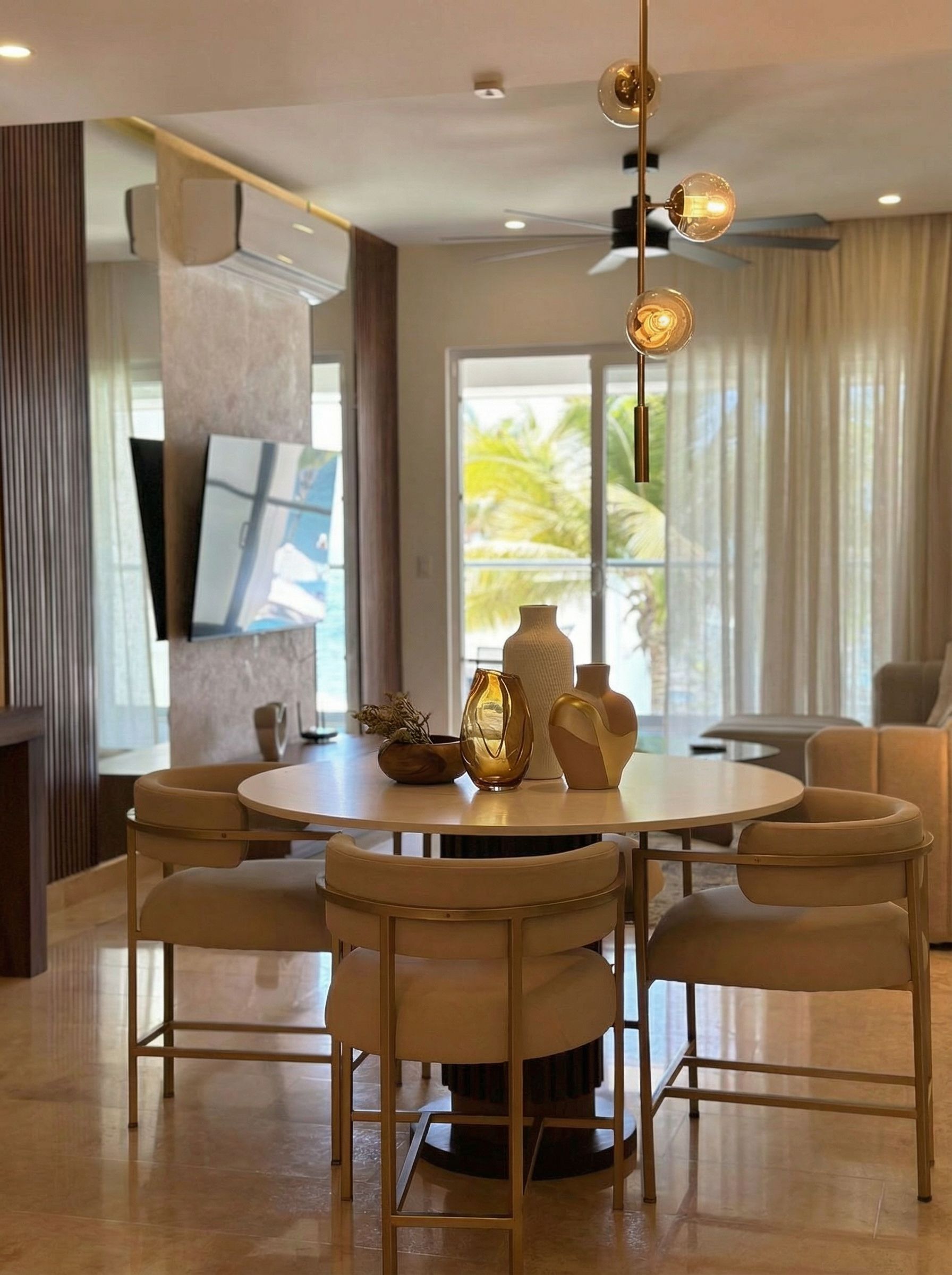 Sala comedor con palmeras al fondo — Harbor 107