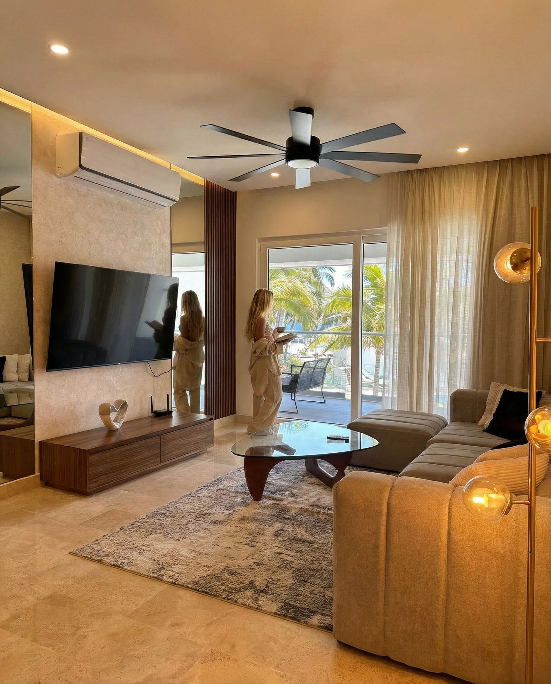 Sala principal — carpintería parota y papel tapiz — Harbor 107