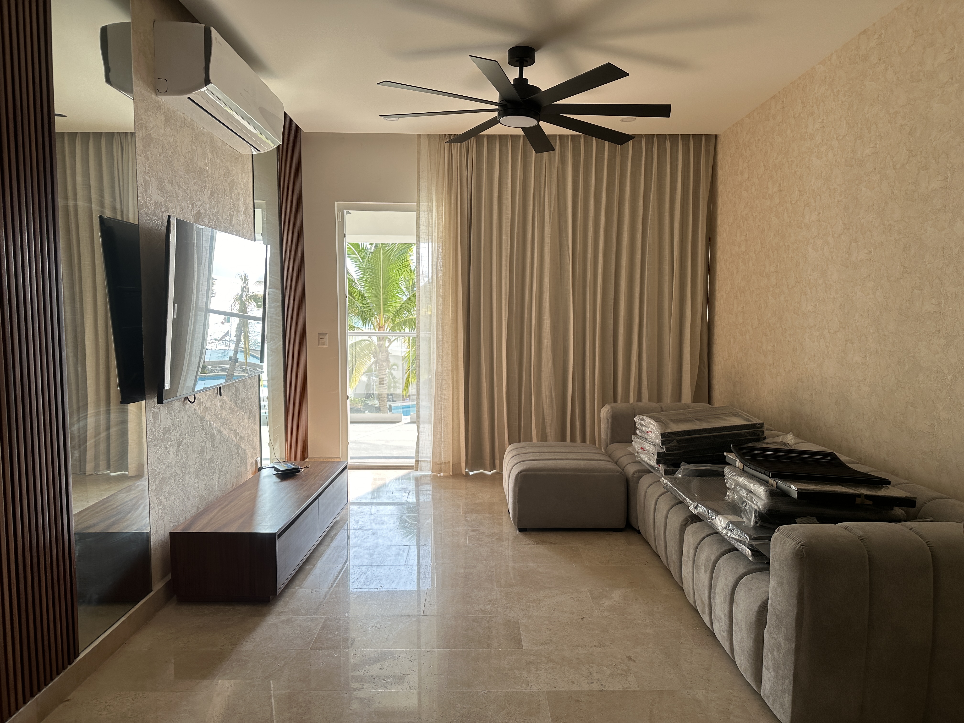 Sala semi-terminada con cortinas y papel tapiz — Harbor 107