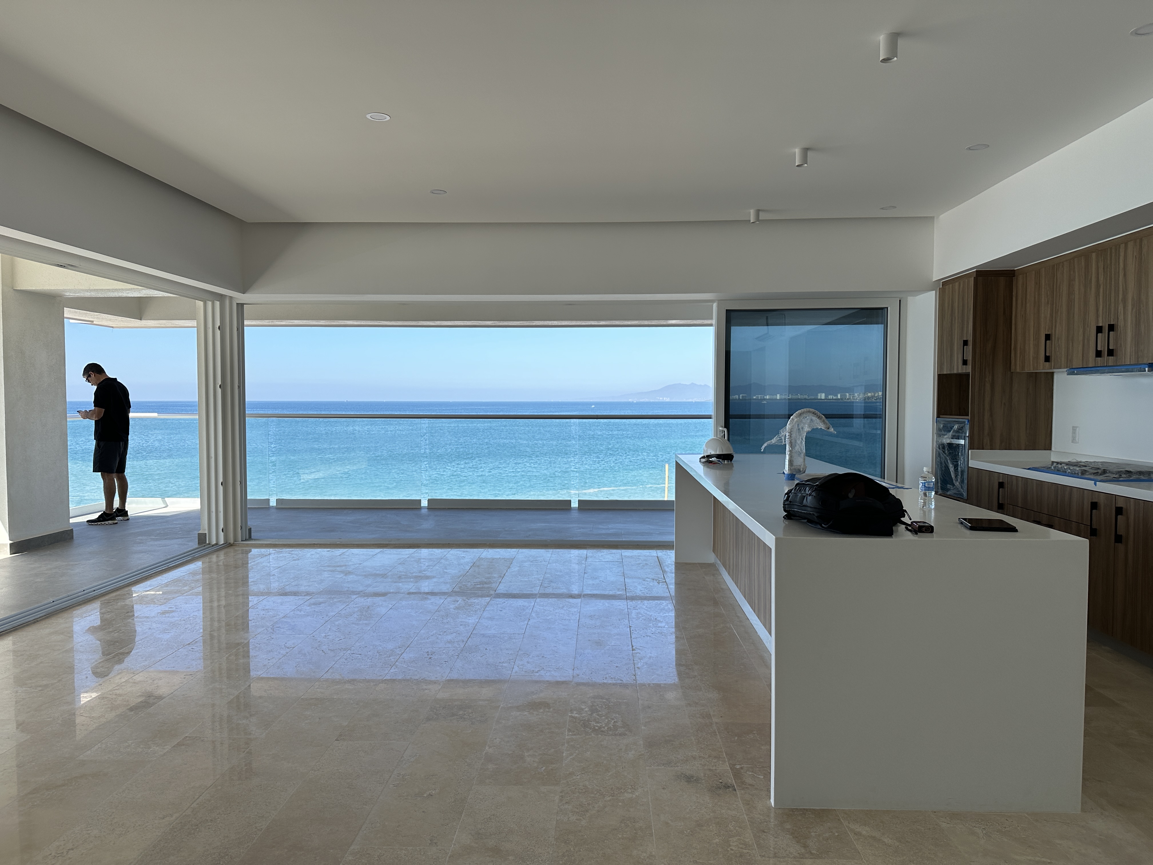 Sala vacía antes del interiorismo — vista al mar