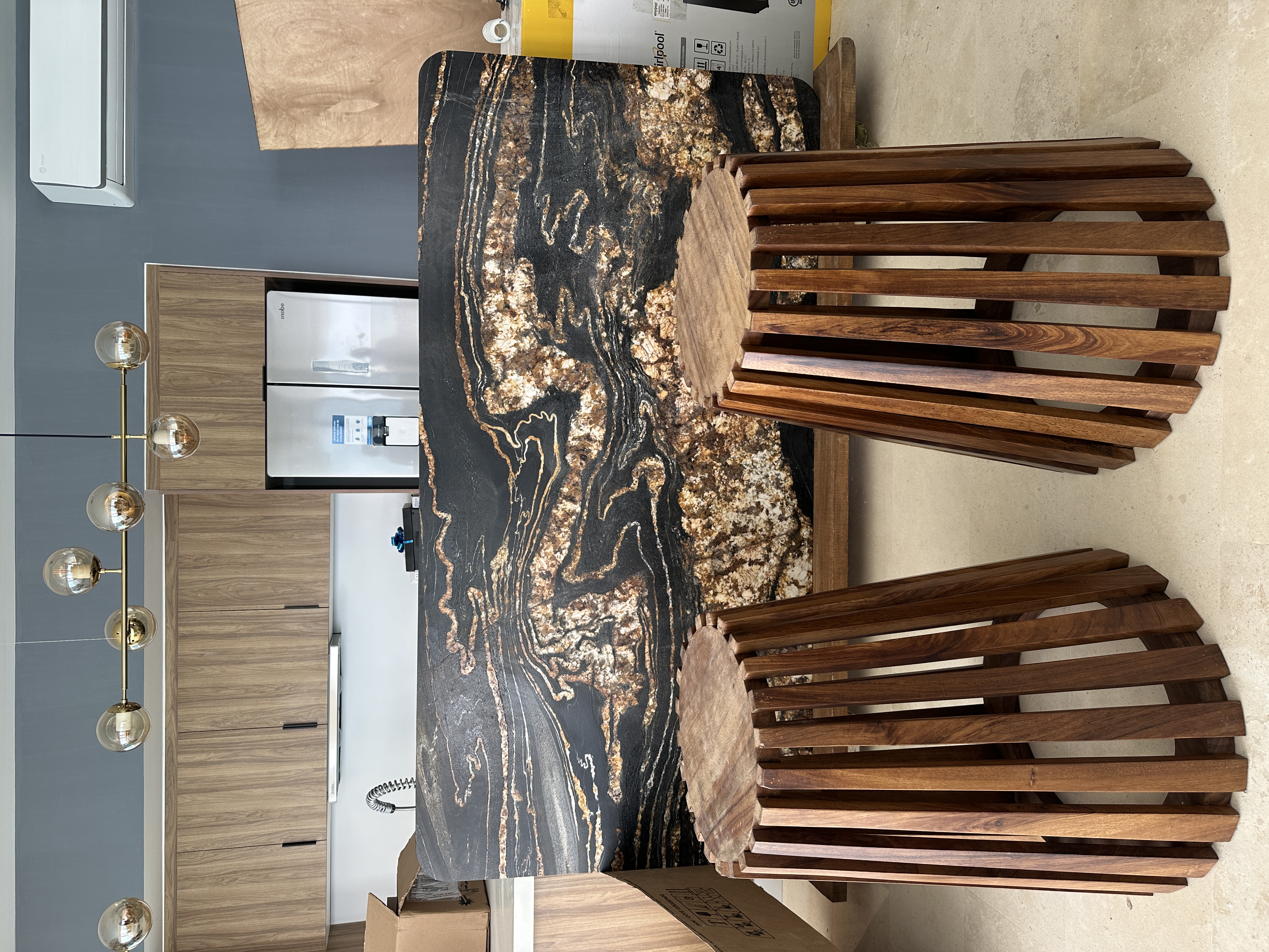 Mesa de mármol negro con base de parota — Harbor 401