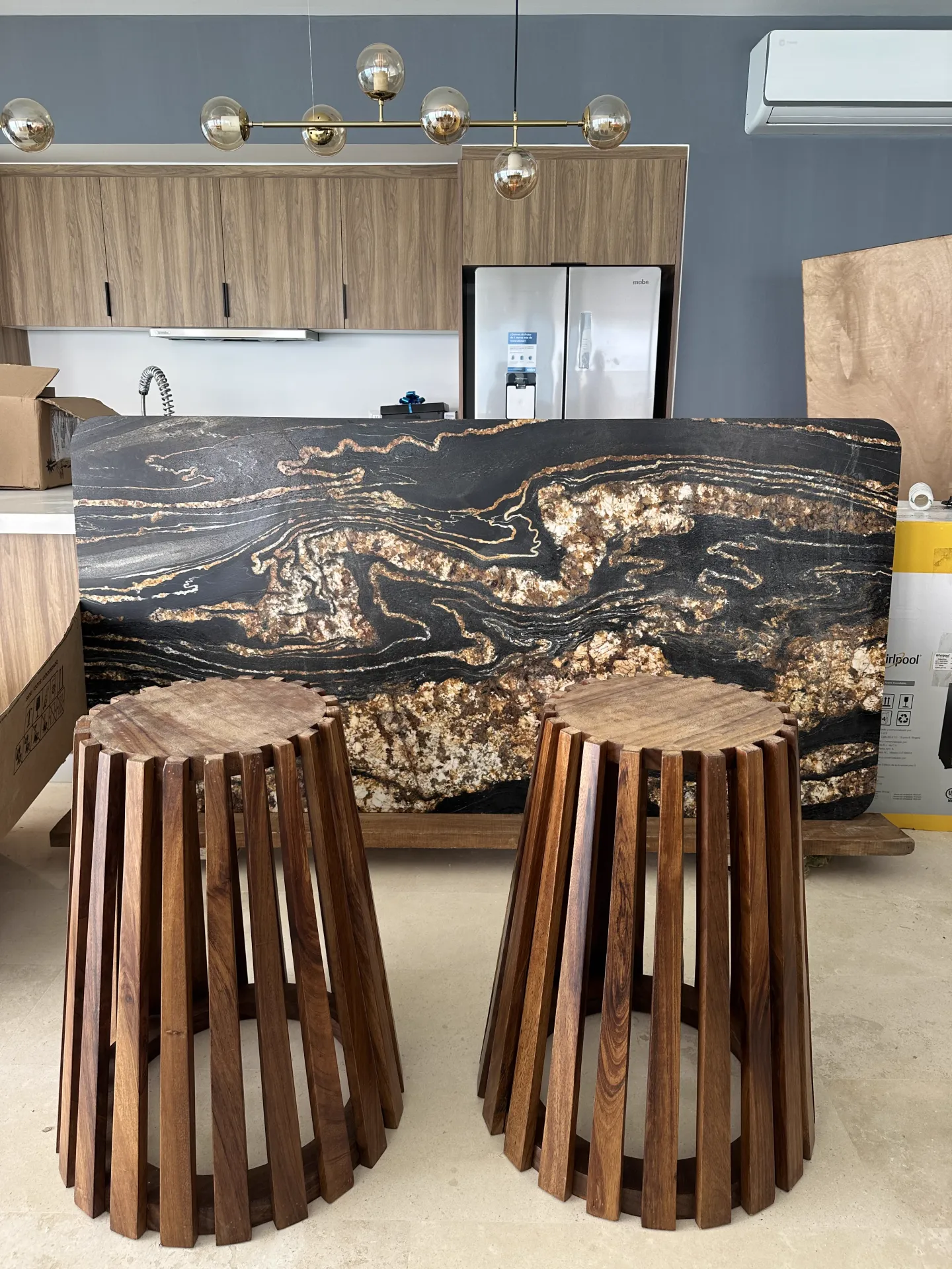 Mesa de mármol negro con base de parota — Harbor 401