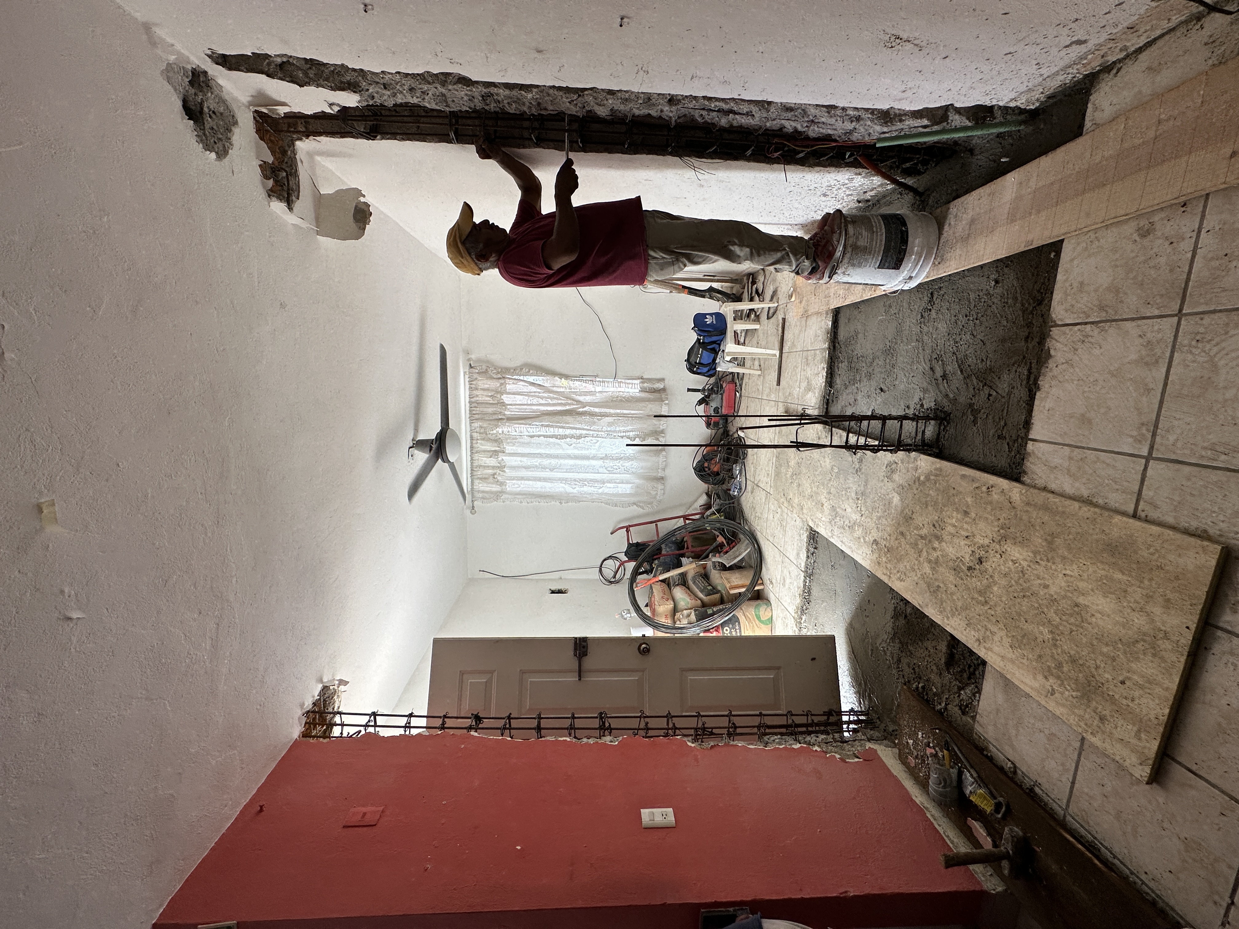 Fase de demolición y apertura — inicio de la intervención en Casa Manglar