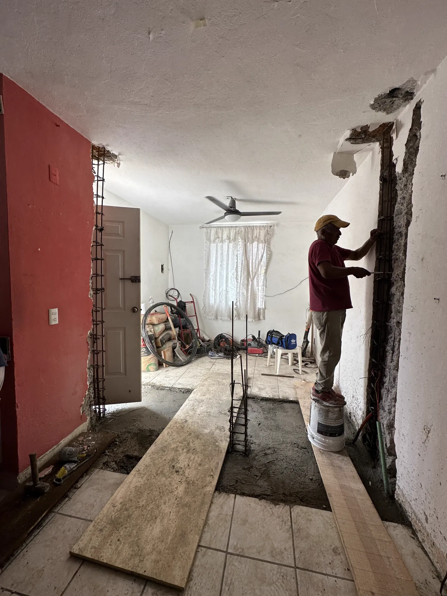 Fase de demolición y apertura — inicio de la intervención en Casa Manglar
