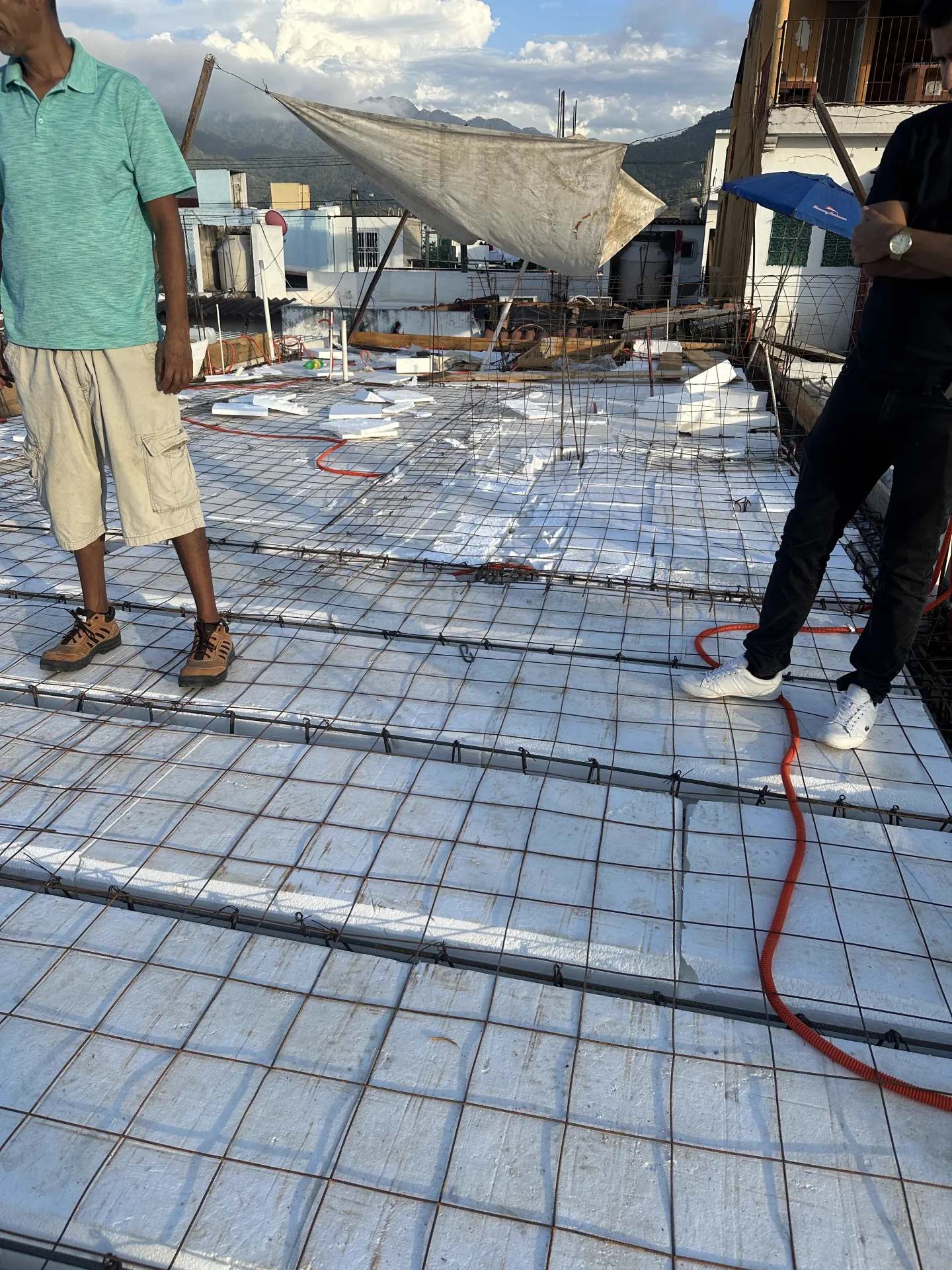 Armado de acero de refuerzo sobre la losa — obra Casa Manglar
