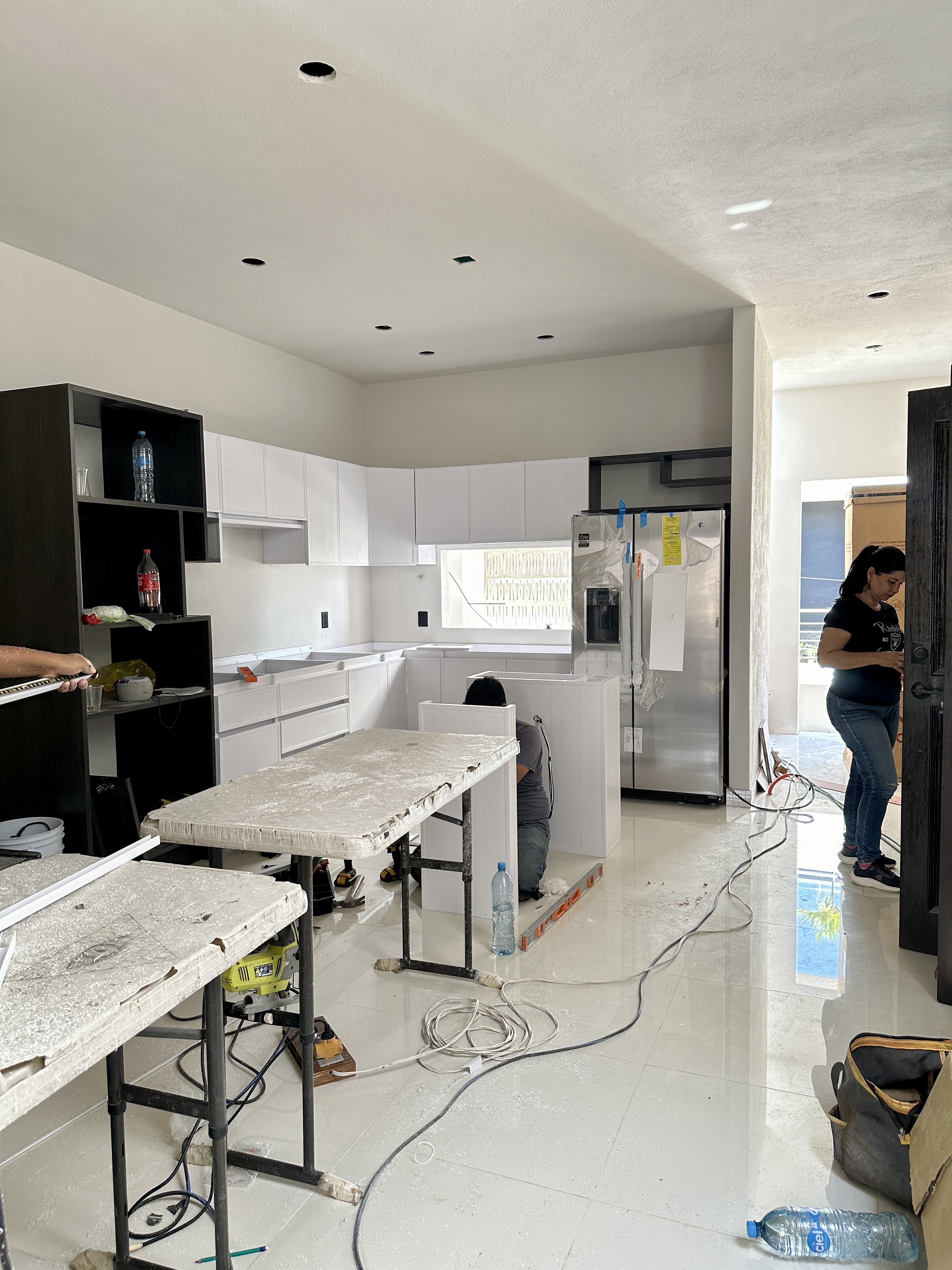 Instalación de cocina — etapa de acabados en Casa Manglar