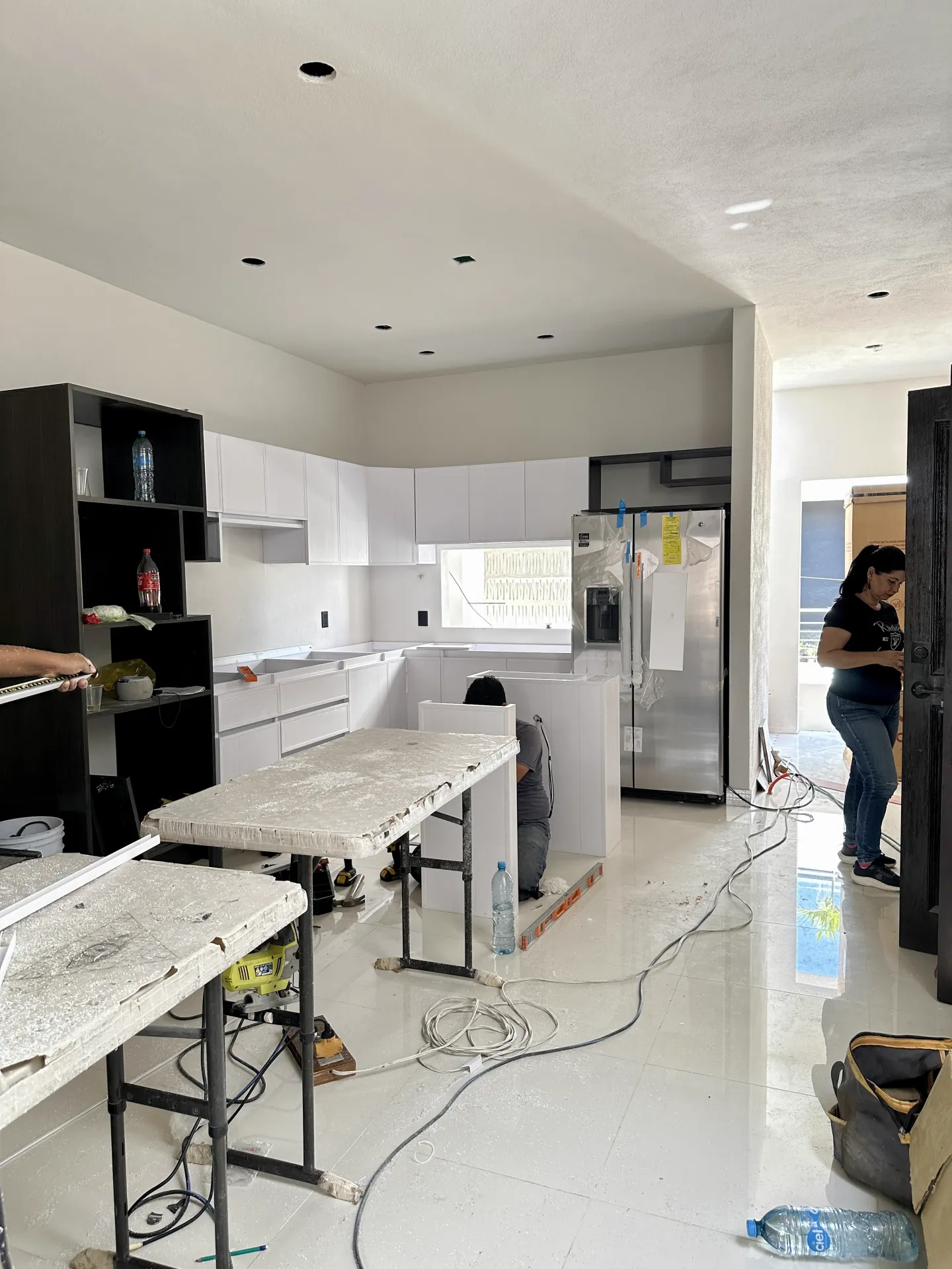Instalación de cocina — etapa de acabados en Casa Manglar