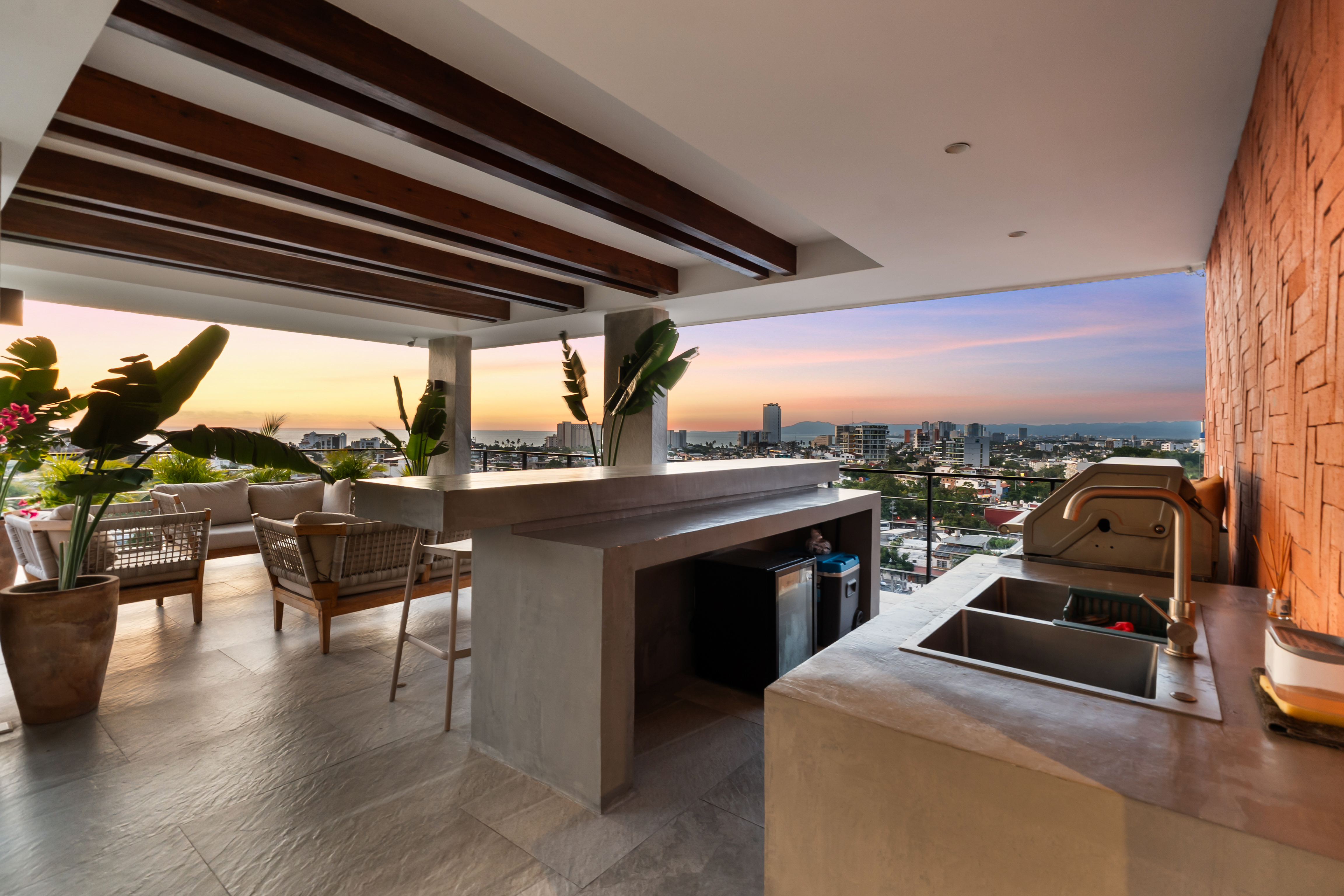 Terraza BBQ con cocina de concreto y vista a Puerto Vallarta — ZUL PV