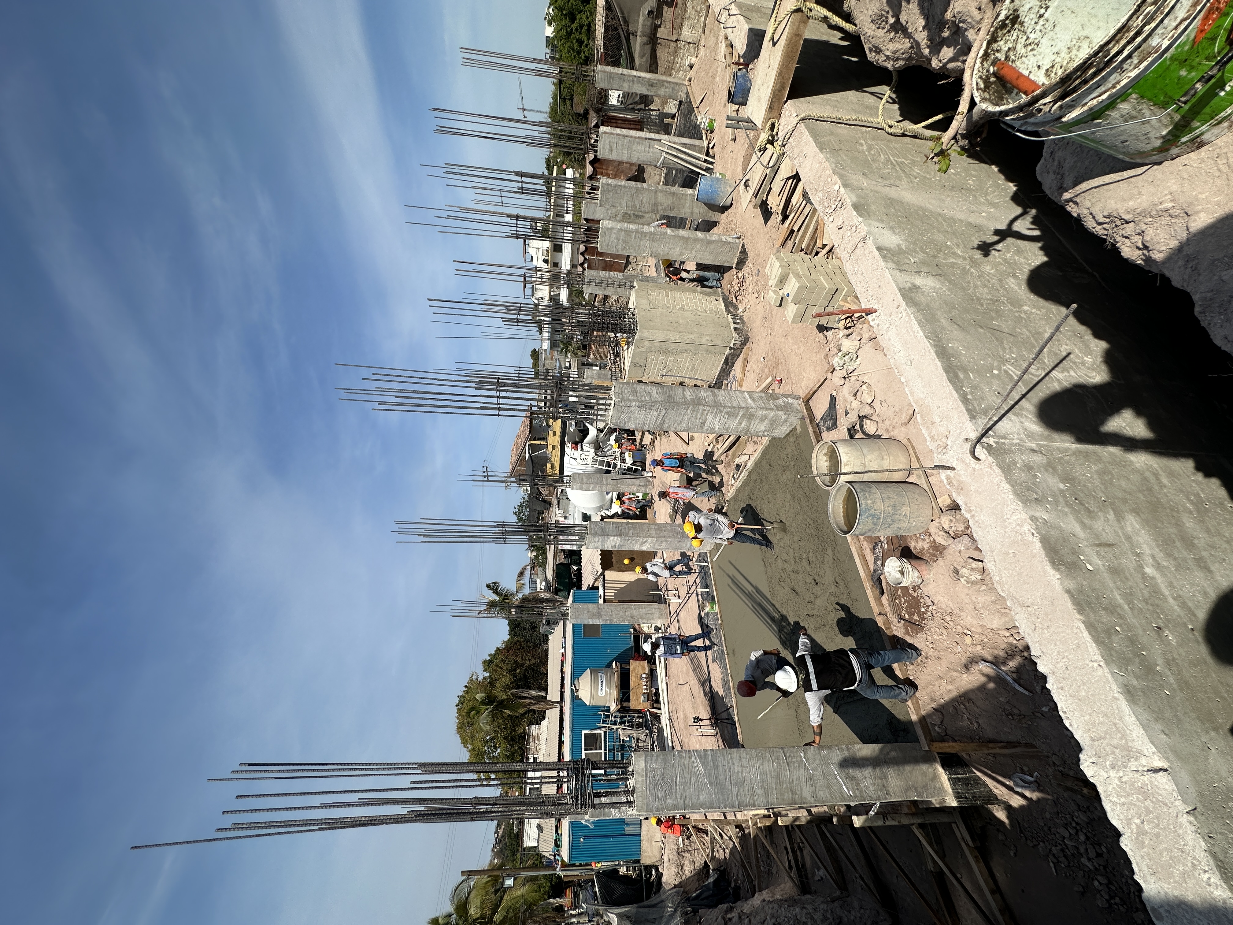 Estructura — columnas de concreto armado levantándose, ZUL PV