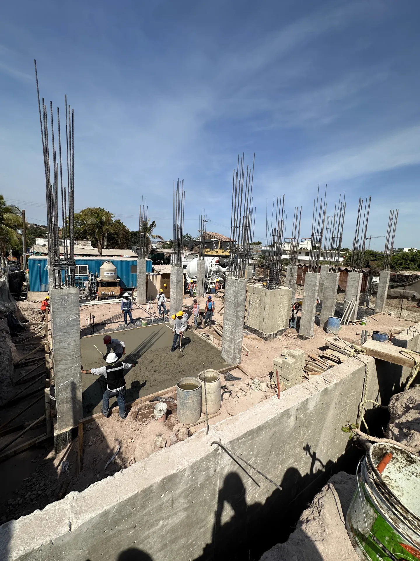 Estructura — columnas de concreto armado levantándose, ZUL PV