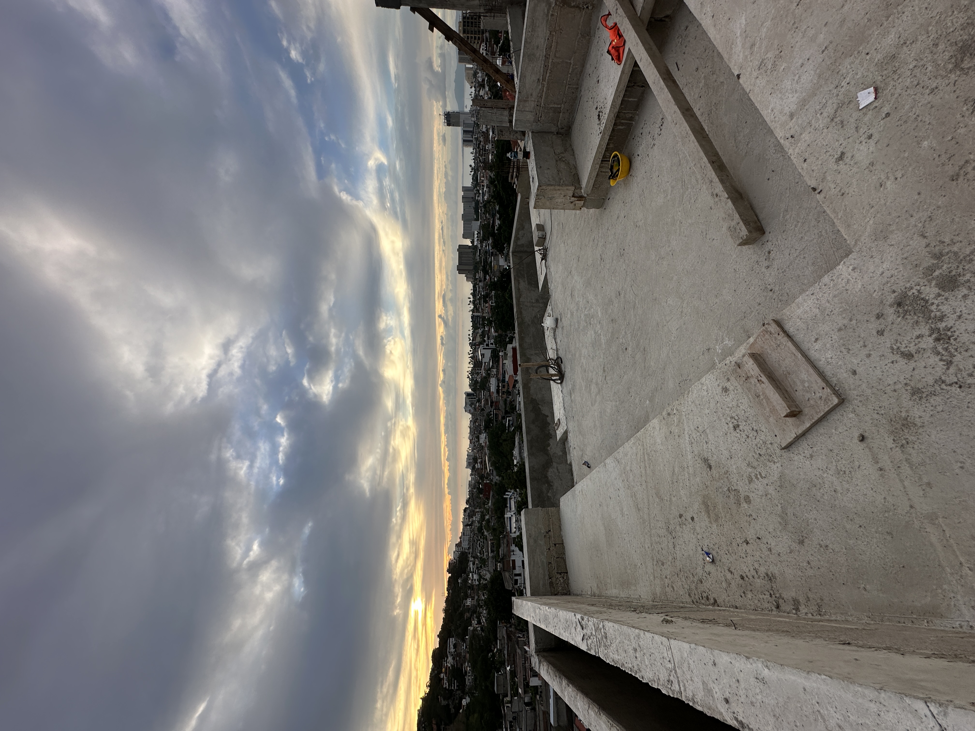 Rooftop en construcción al atardecer — vista panorámica de Puerto Vallarta
