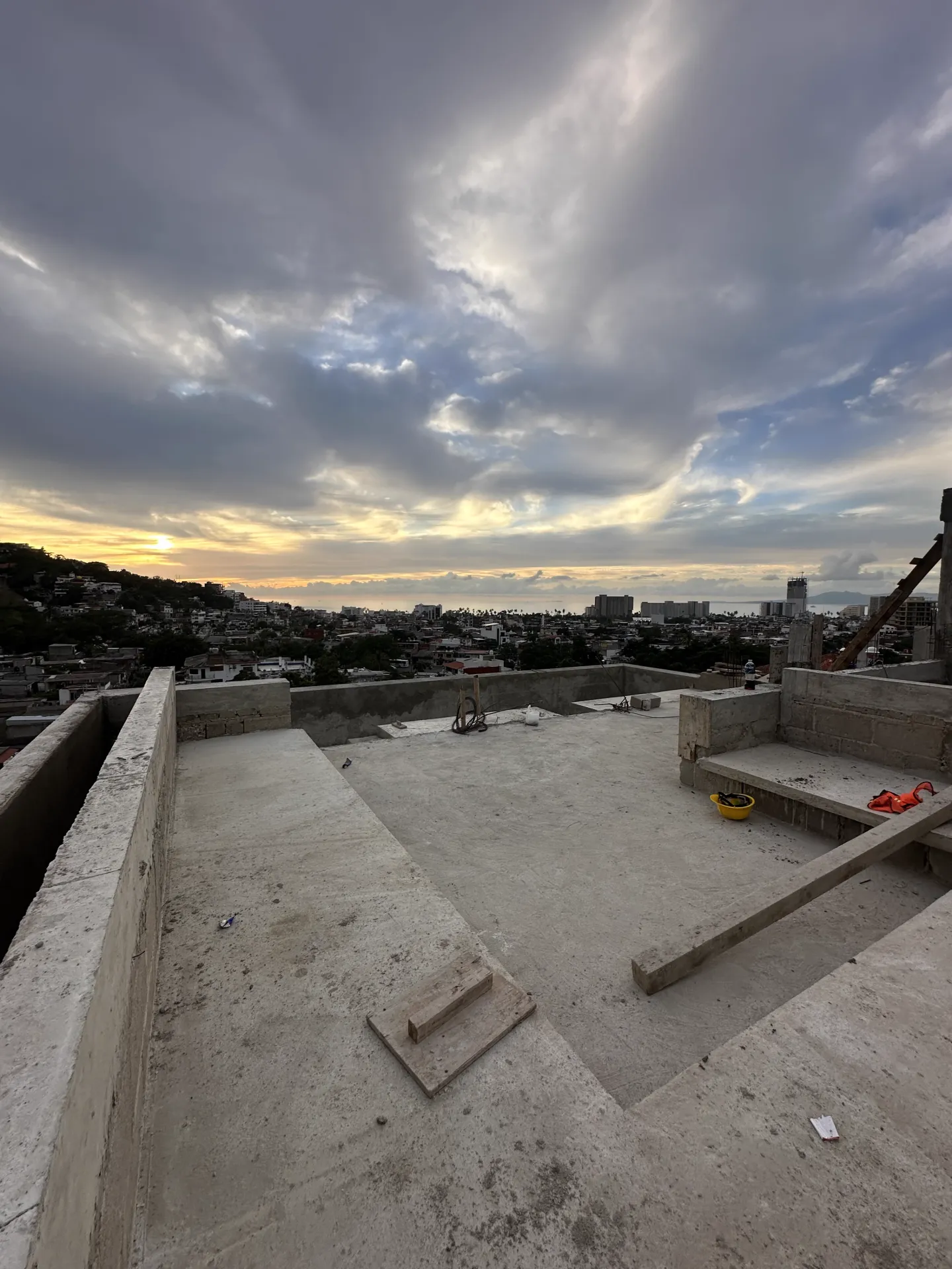 Rooftop en construcción al atardecer — vista panorámica de Puerto Vallarta
