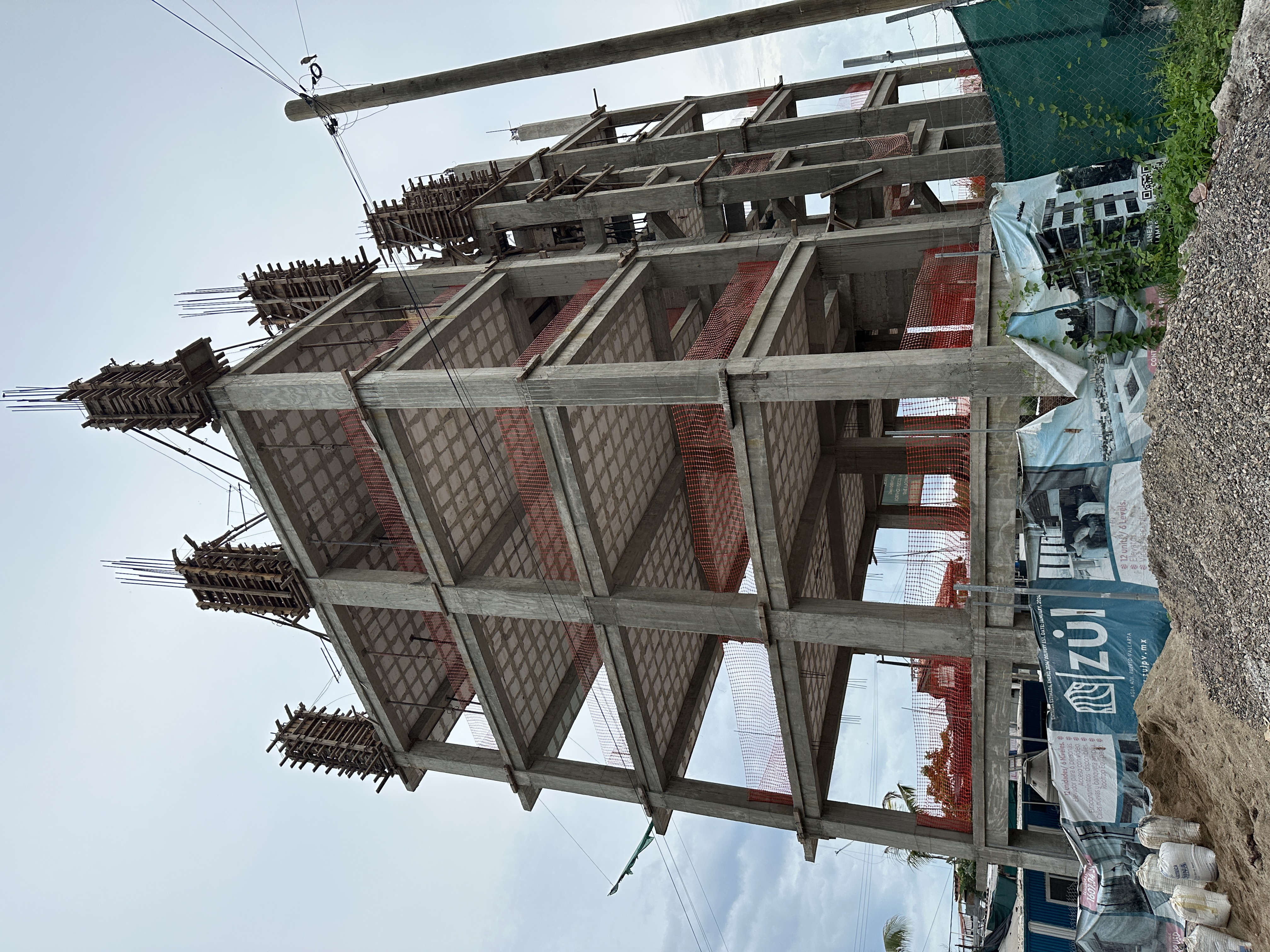Edificio ZUL PV terminado con banner de la marca