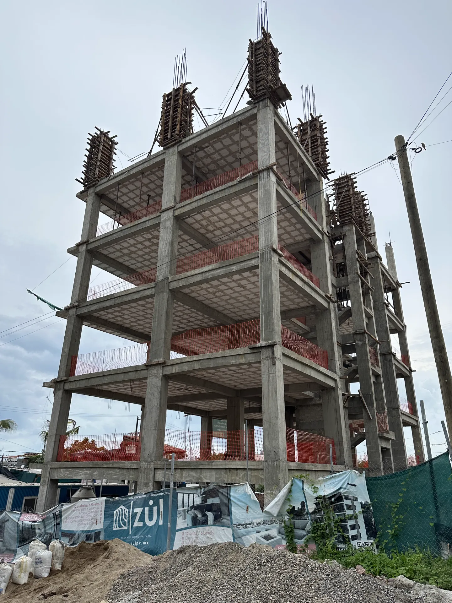 Edificio ZUL PV terminado con banner de la marca
